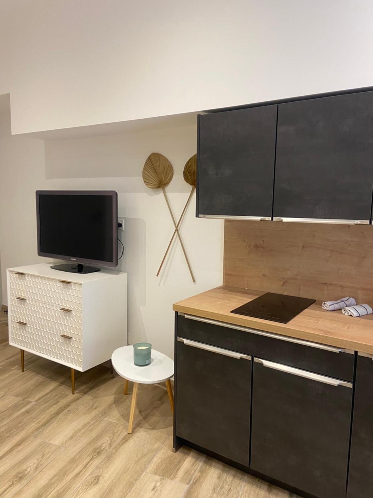 Les Appartements Du Vieux Poussan Exterior foto