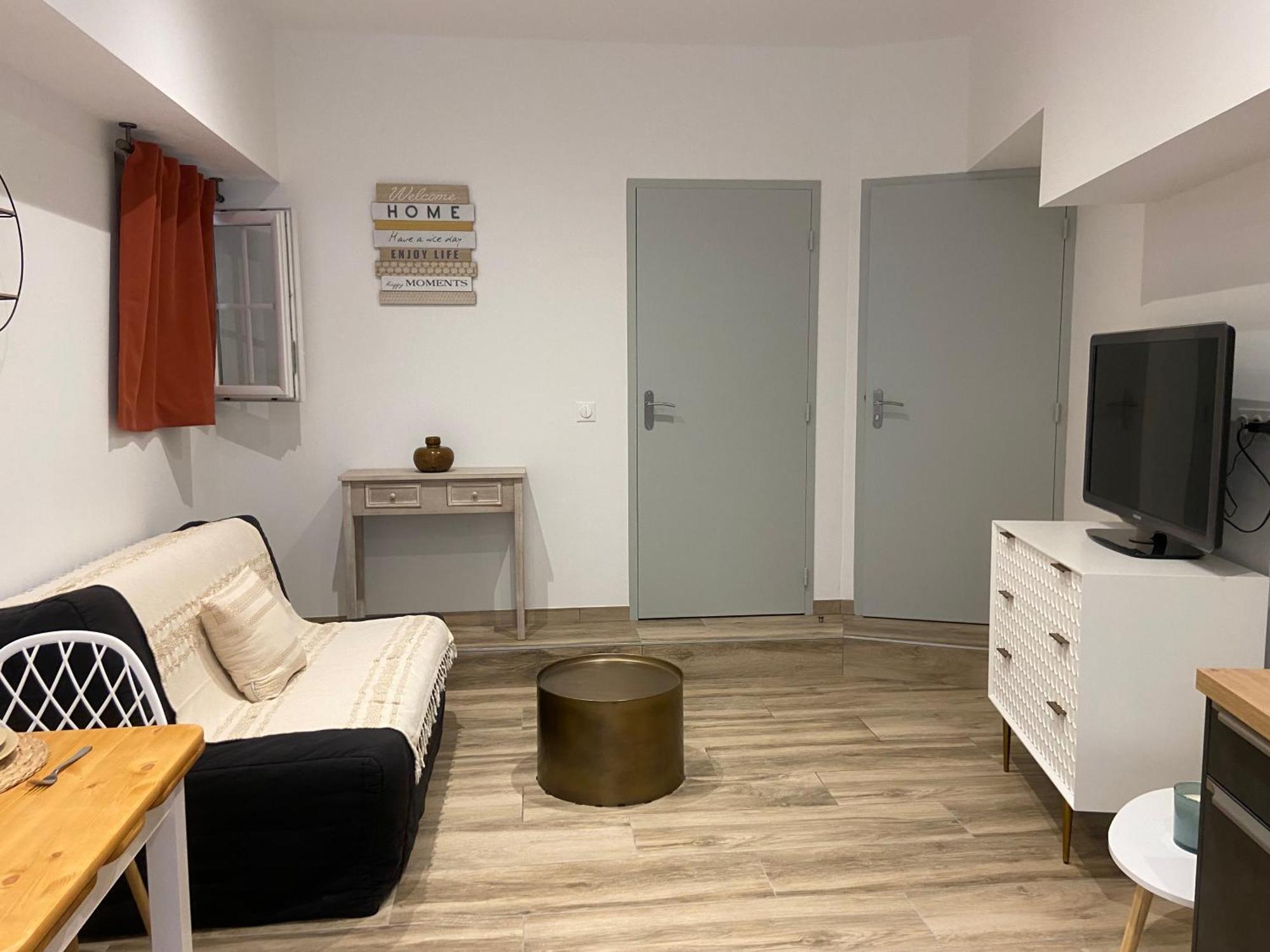 Les Appartements Du Vieux Poussan Exterior foto