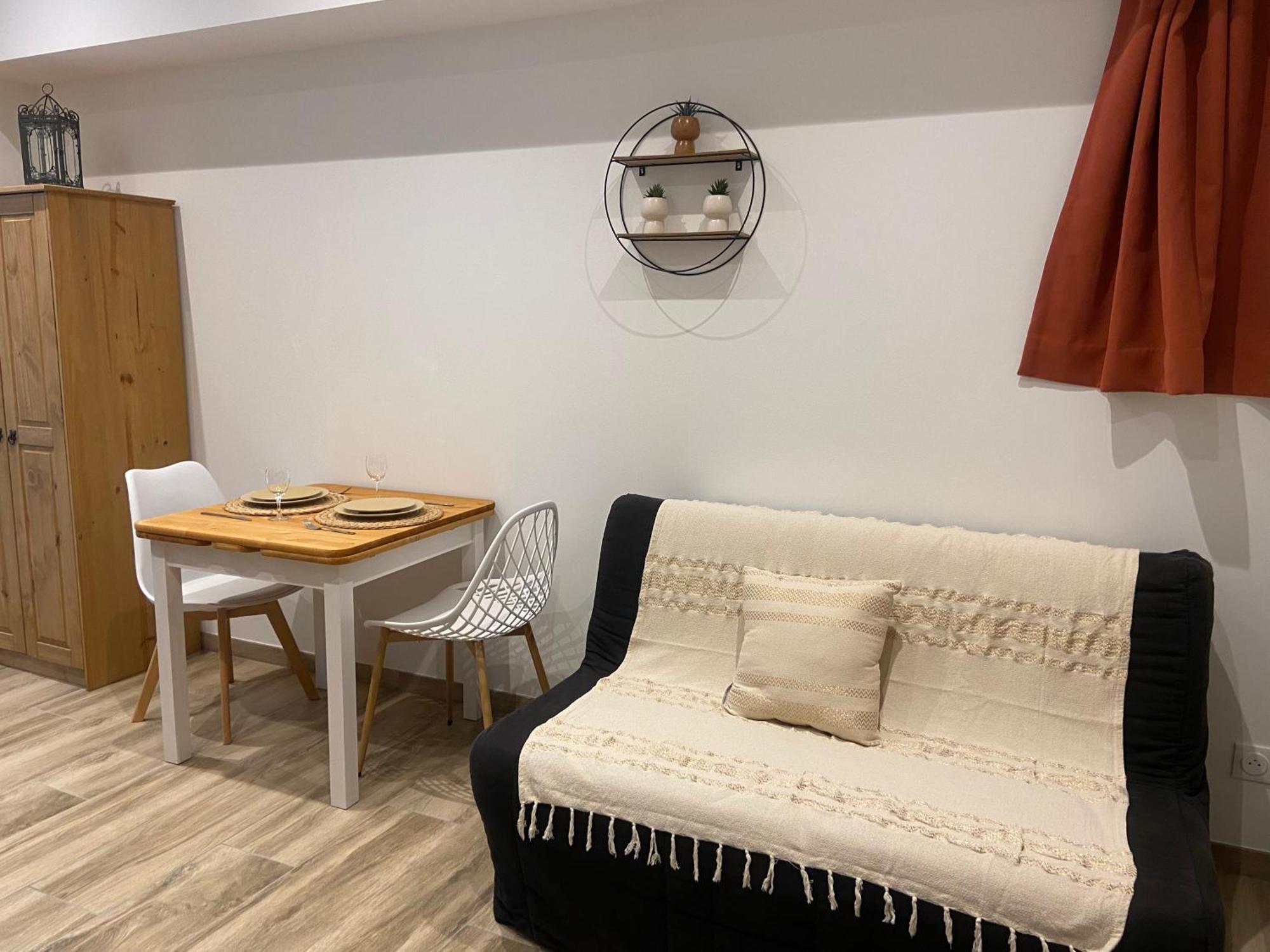 Les Appartements Du Vieux Poussan Exterior foto