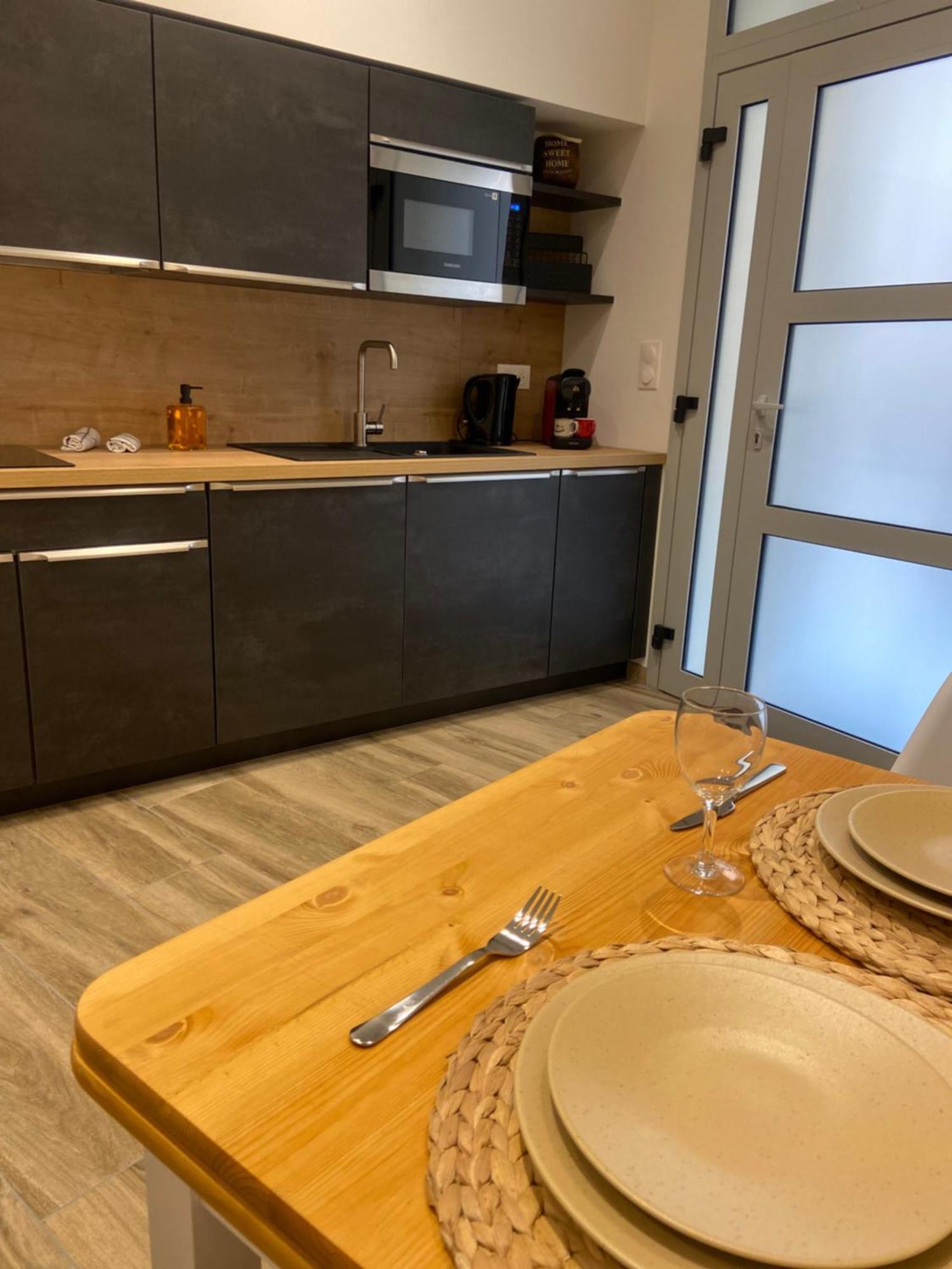 Les Appartements Du Vieux Poussan Exterior foto